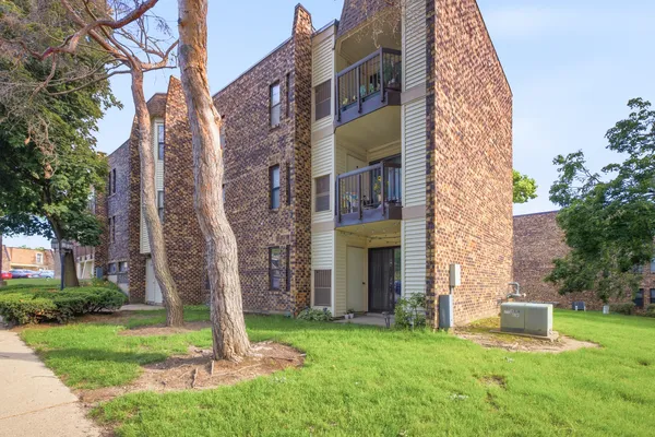 $170,000 | 2013 Country Club Drive, Unit 4A, Woodridge, IL 60517