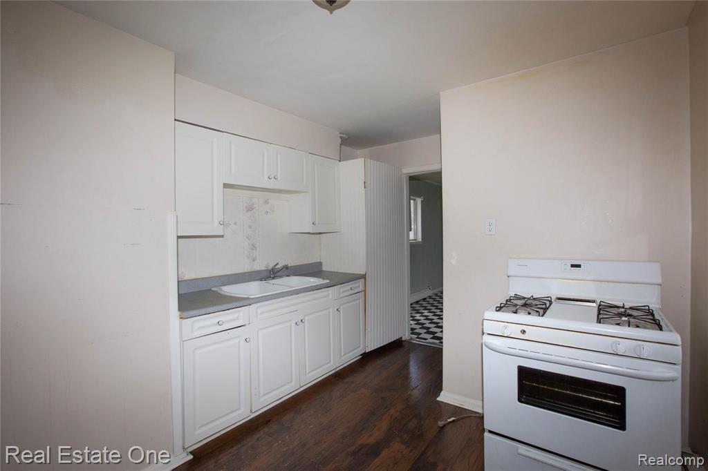 24553 Flower Avenue Eastpointe, MI 48021 - Photo 9 of 18