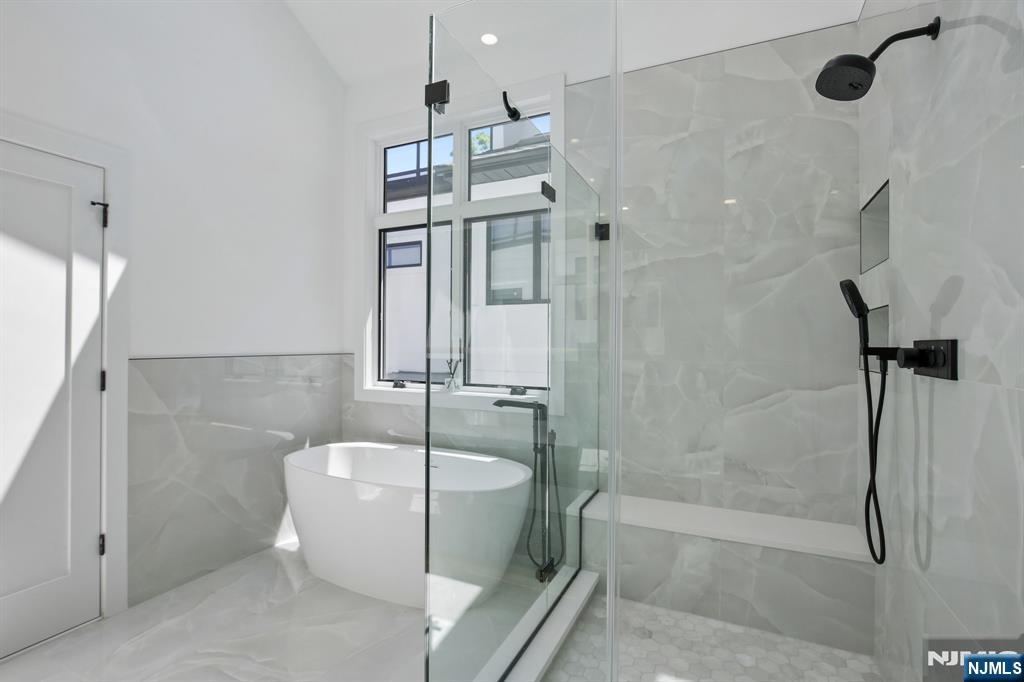2189 Jones Road Fort Lee, NJ 07024 - Photo 16 of 32