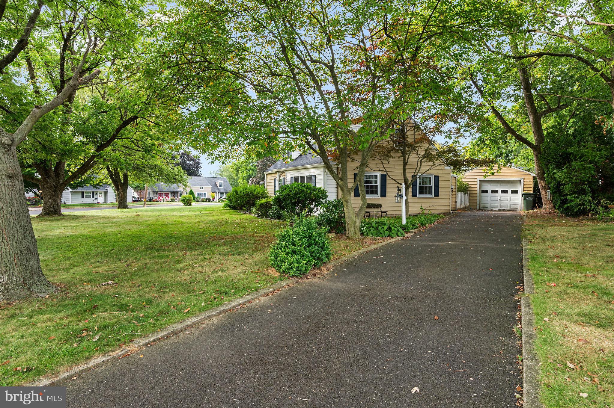 428 Tanner Road Hatboro, PA 19040 - Photo 4 of 25 Long Driveway