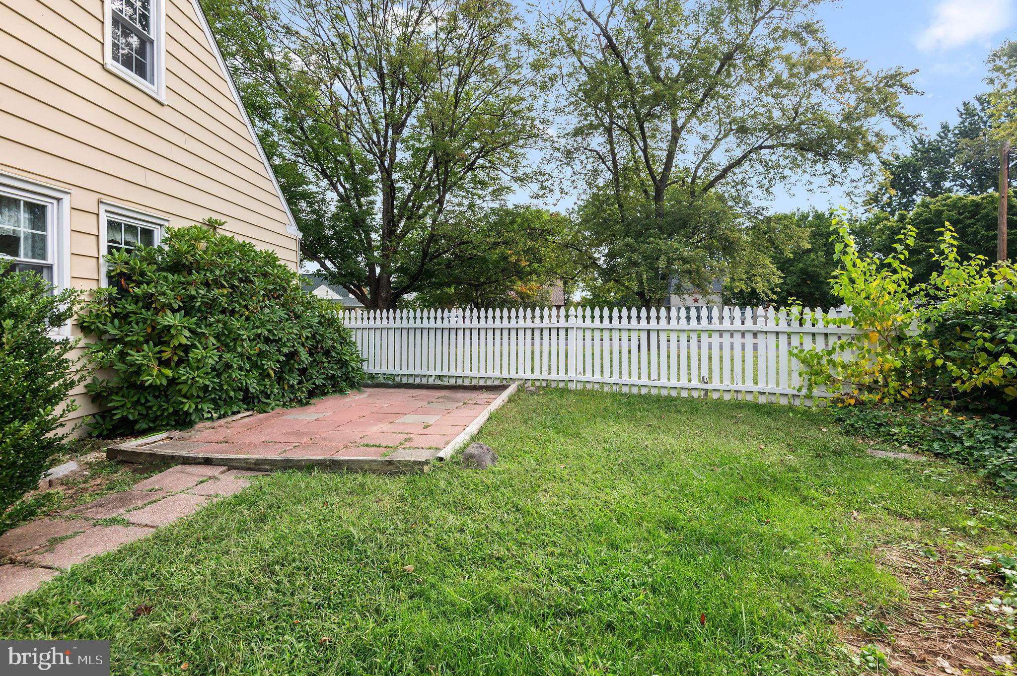 428 Tanner Road Hatboro, PA 19040 - Photo 8 of 25 Side yard