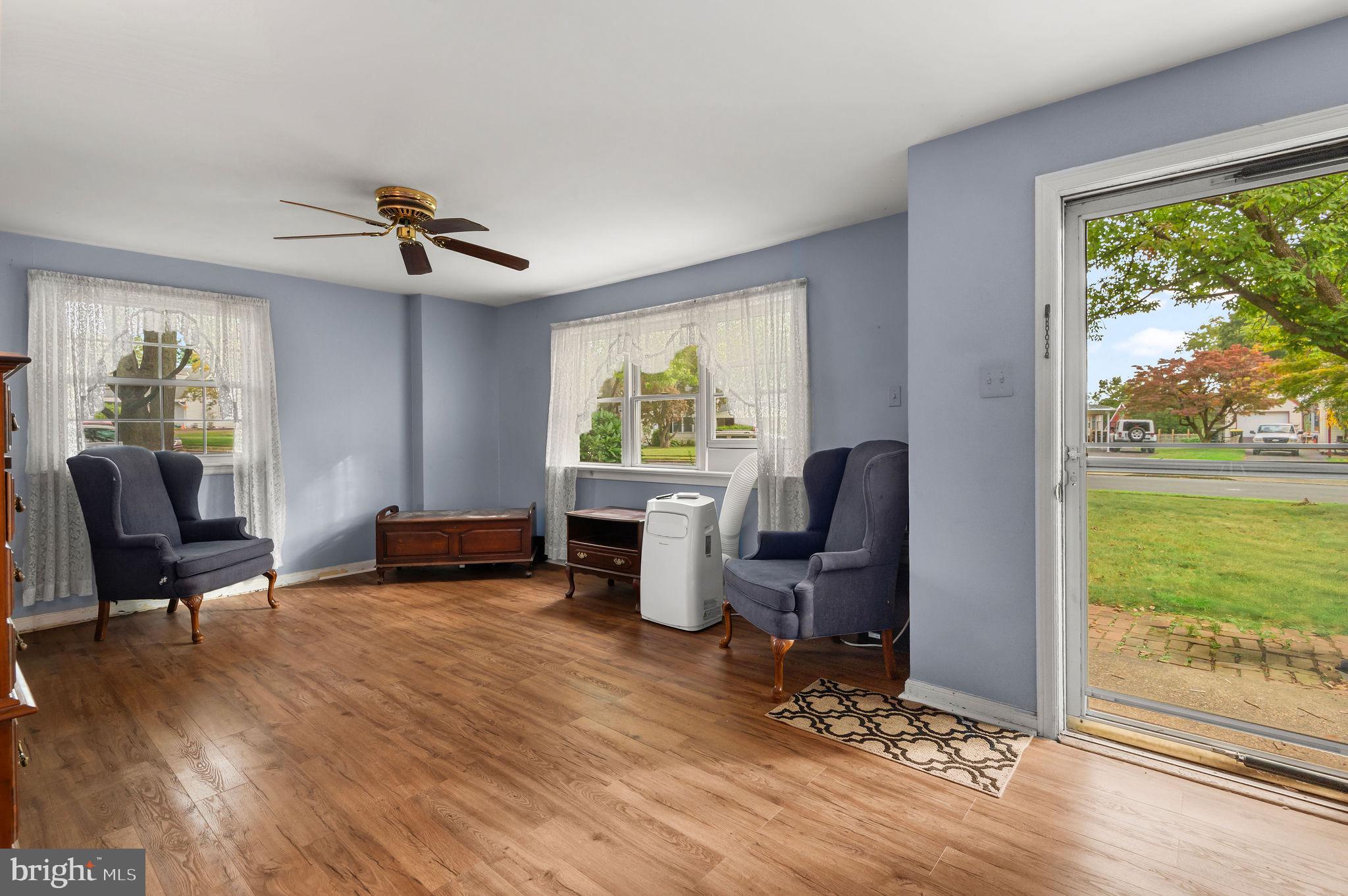 428 Tanner Road Hatboro, PA 19040 - Photo 9 of 25 Living Room