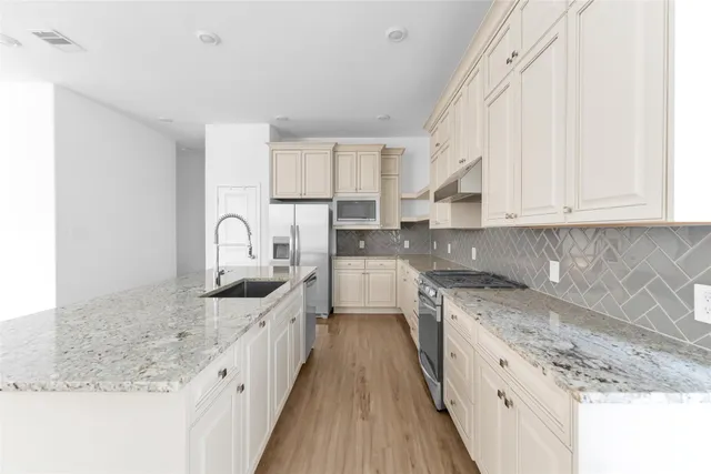 $2,500 | 1426 Northwood Blf Lane, Pinehurst, TX 77362