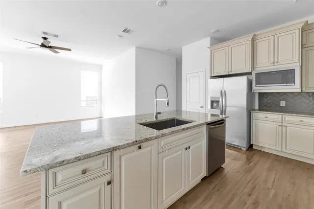 $2,500 | 1426 Northwood Blf Lane, Pinehurst, TX 77362