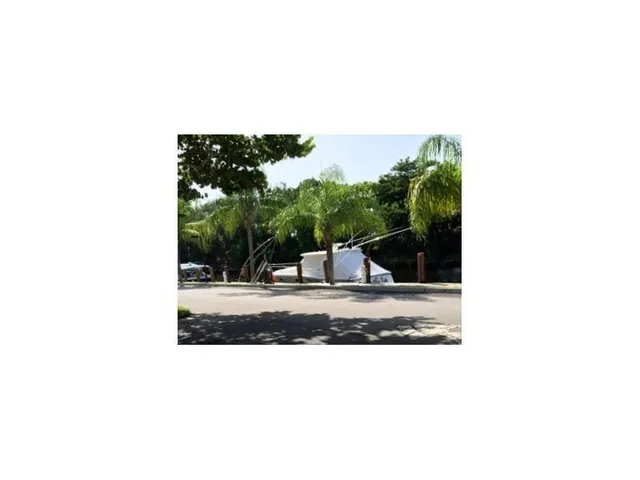 a view of a tennis court