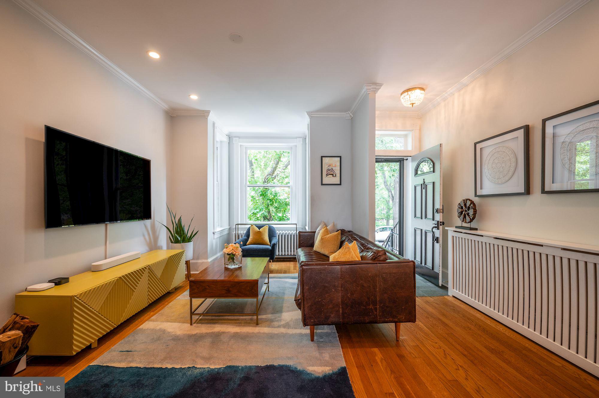 919 E Street Southeast Washington, DC 20003 - Photo 3 of 28 Airy bayfront living room