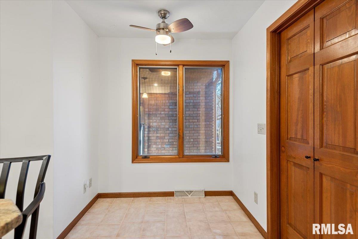 2553 Chapel Hill Drive Springfield, IL 62702 - Photo 18 of 57