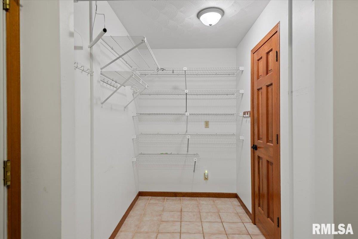 2553 Chapel Hill Drive Springfield, IL 62702 - Photo 19 of 57