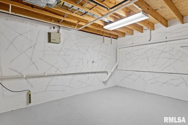 $279,900 | 2553 Chapel Hill Drive, Springfield, IL 62702