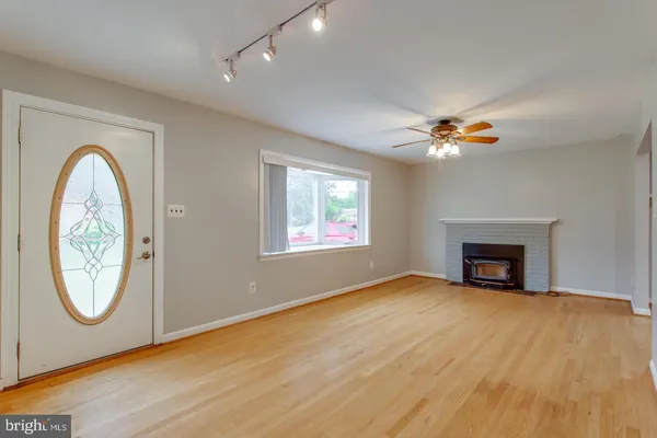 $3,400 | 5834 Pratt Street, Alexandria, VA 22310