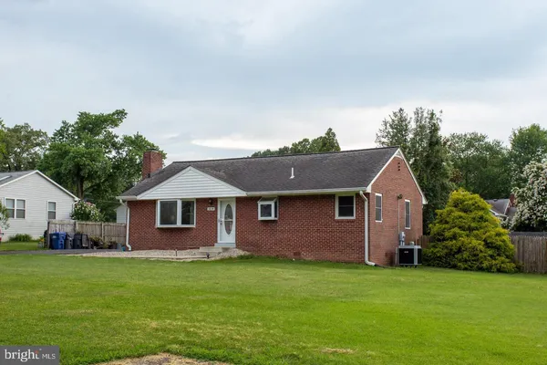 $3,400 | 5834 Pratt Street, Alexandria, VA 22310