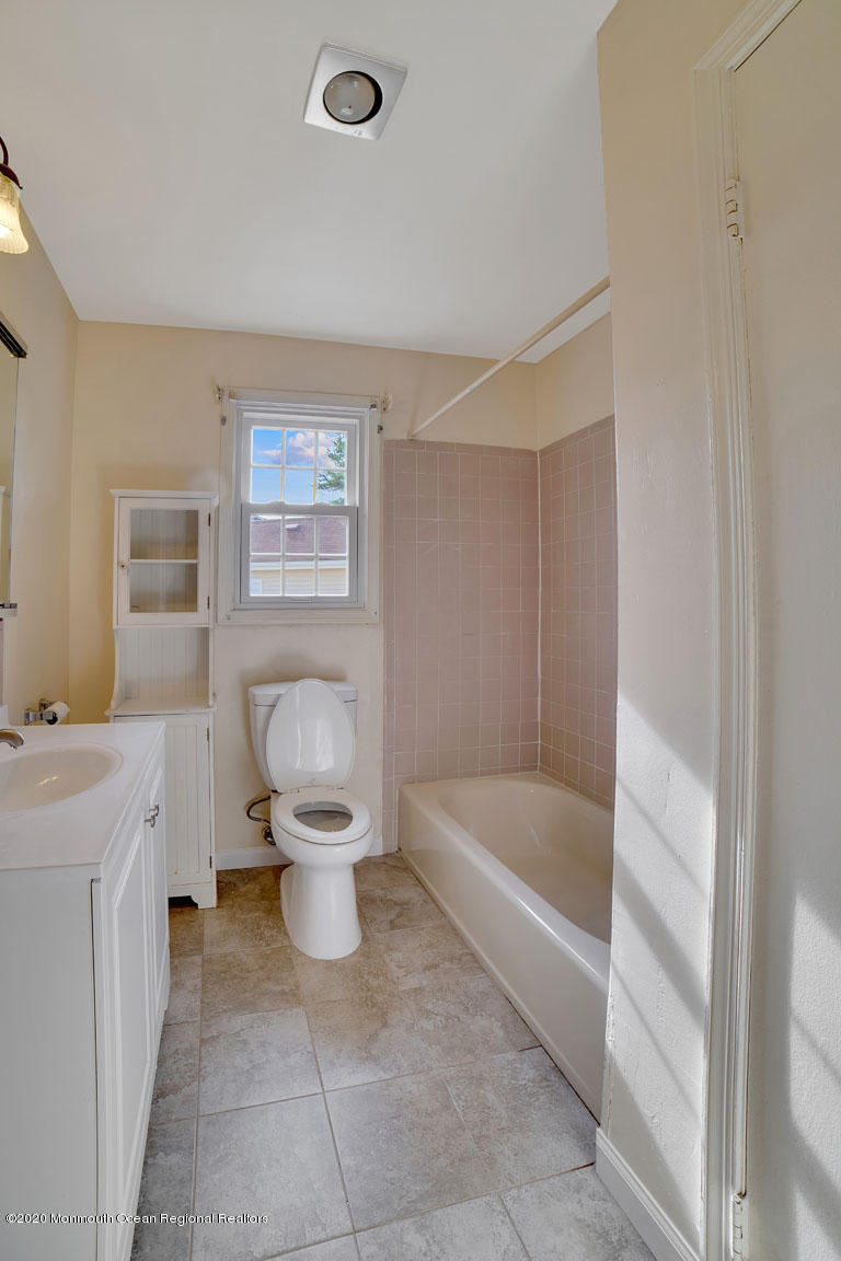 136 Rigi Strasse, Unit 1000 Freehold, NJ 07728 - Photo 10 of 25 a bathroom with a toilet sink and bathtub