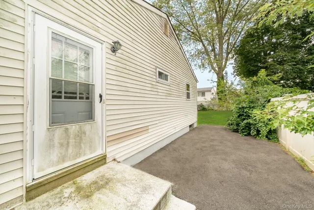 $539,000 | 1038 Manor Lane, Bay Shore, NY 11706