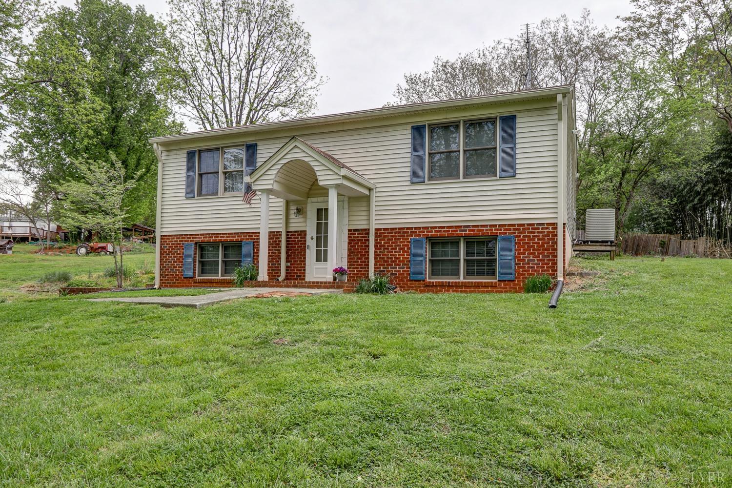 127 Southern Lane Monroe, VA 24574 - Photo 30 of 44 a front view of a house with garden
