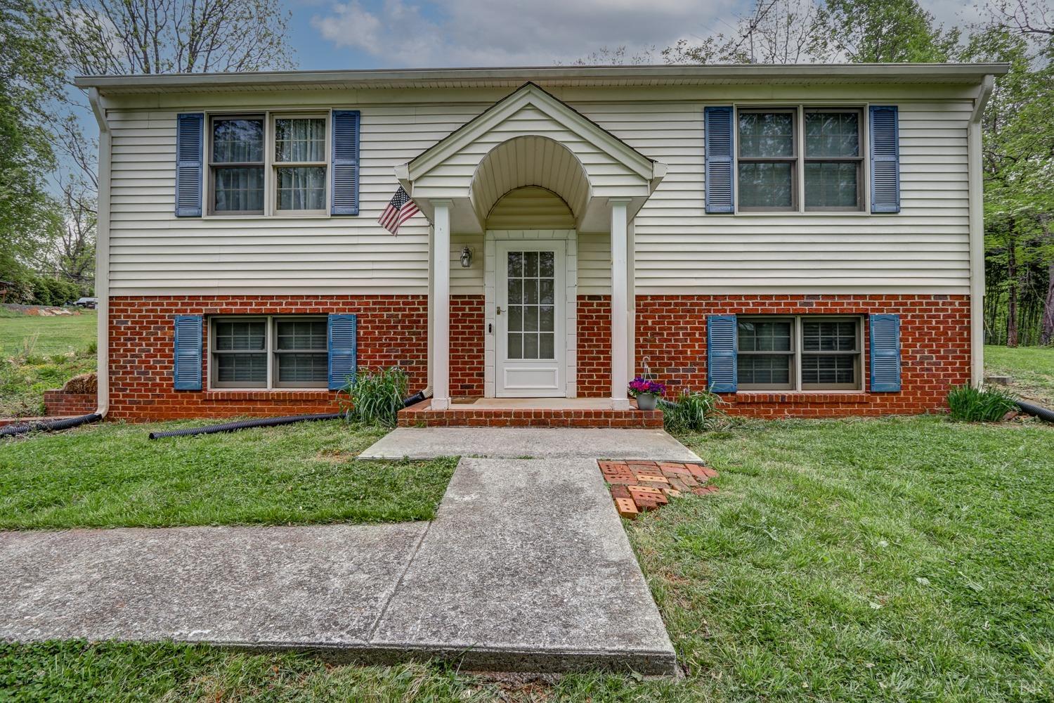 127 Southern Lane Monroe, VA 24574 - Photo 37 of 44 a front view of a house with garden