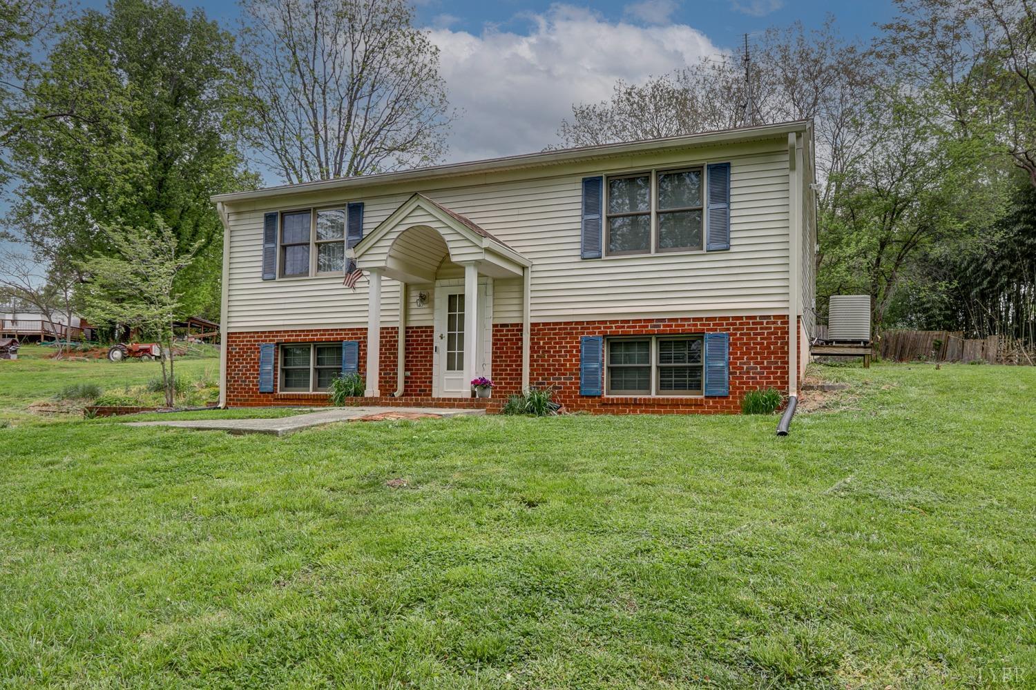 127 Southern Lane Monroe, VA 24574 - Photo 39 of 44 a front view of a house with garden