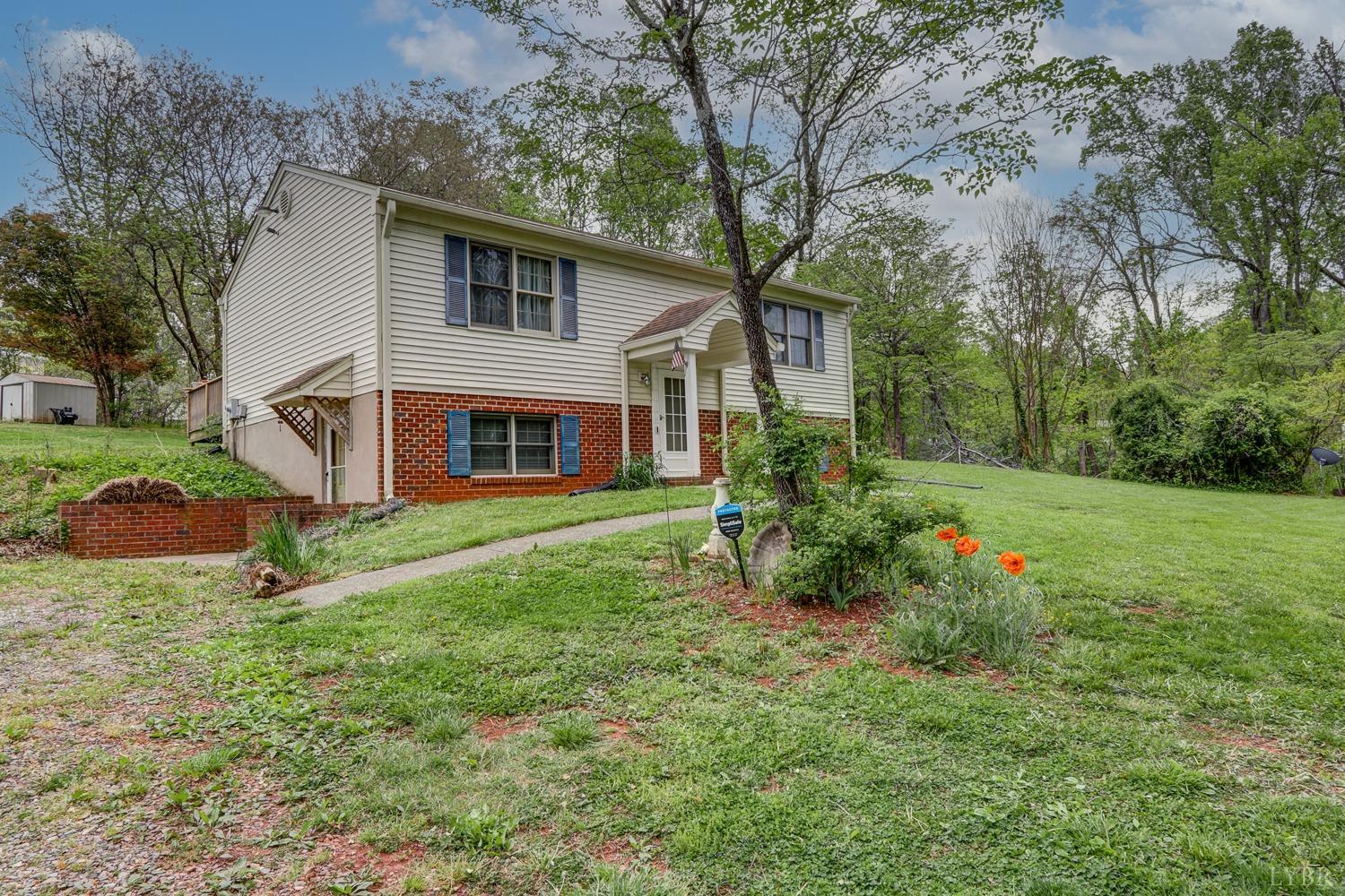 127 Southern Lane Monroe, VA 24574 - Photo 40 of 44 a front view of house with yard and green space