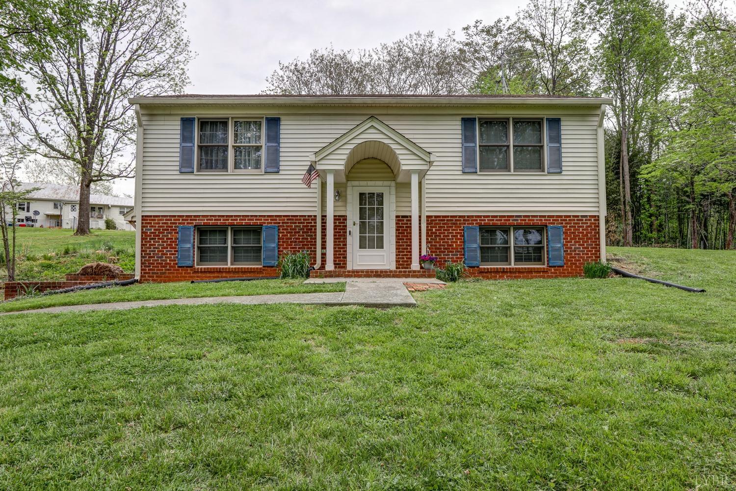 127 Southern Lane Monroe, VA 24574 - Photo 41 of 44 a front view of a house with garden