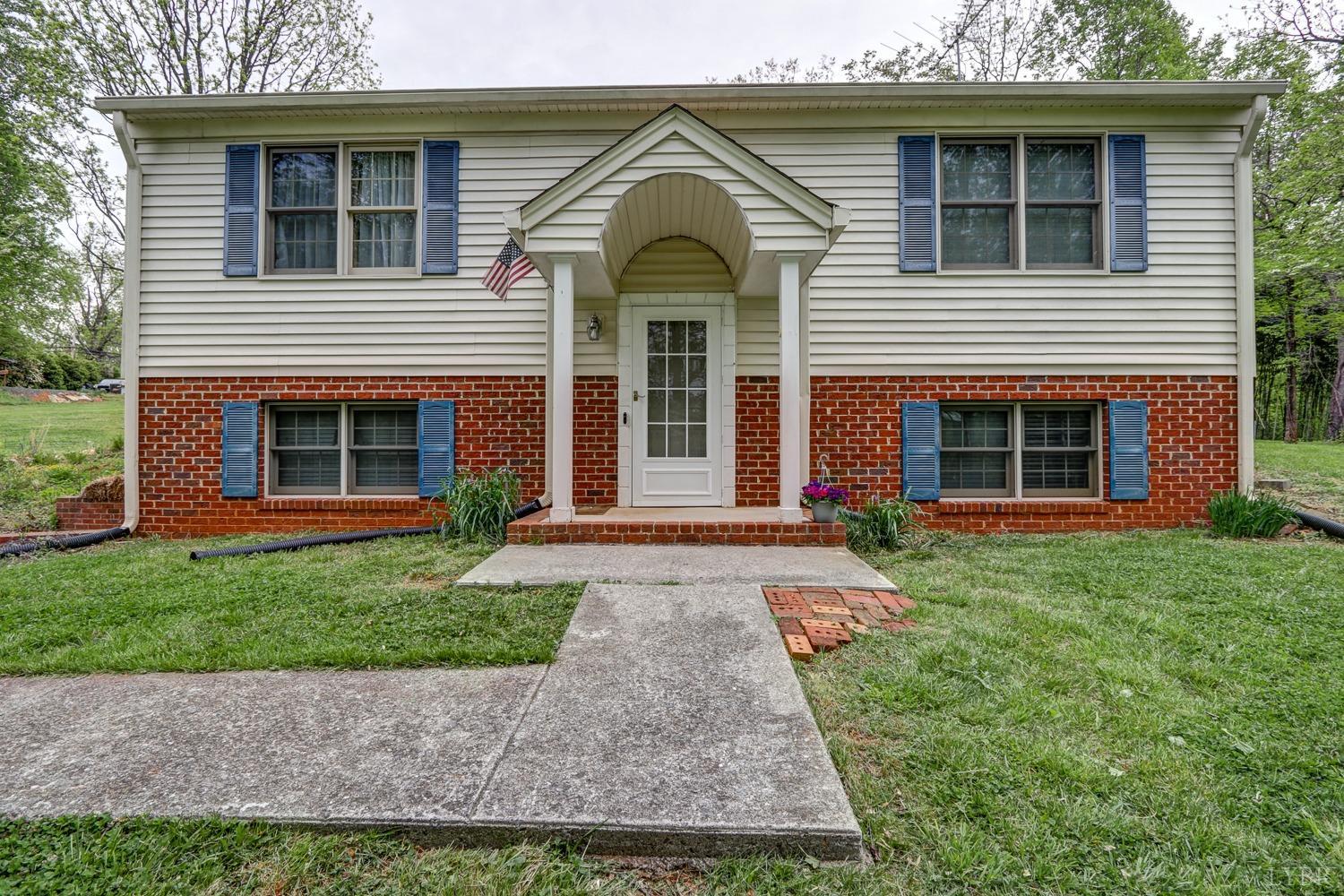 127 Southern Lane Monroe, VA 24574 - Photo 44 of 44 a front view of a house with garden