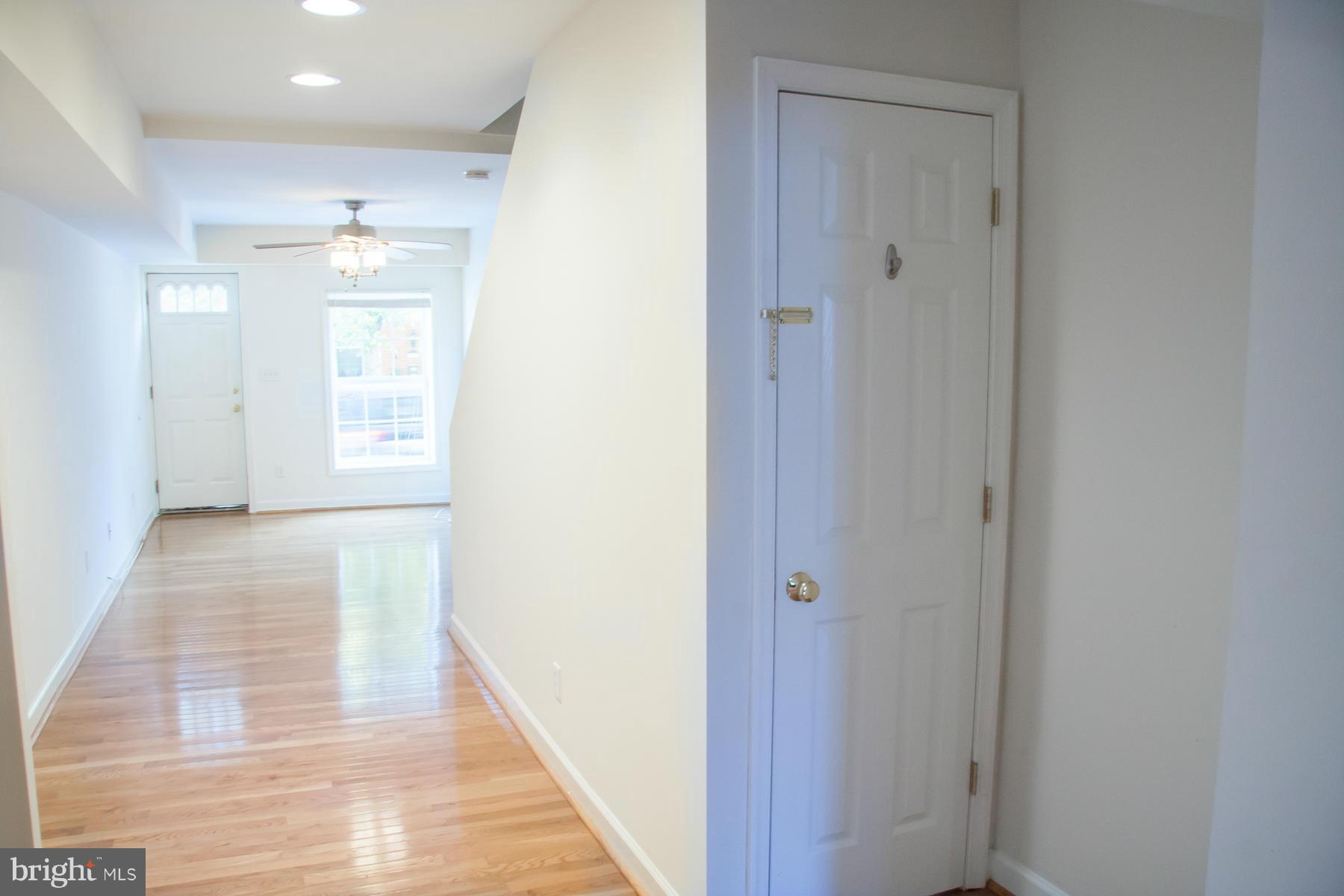 1112 Riverside Avenue Baltimore, MD 21230 - Photo 7 of 30 Living Room