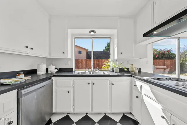 $925,000 | 2450 El Cajon Way, Oxnard, CA 93035