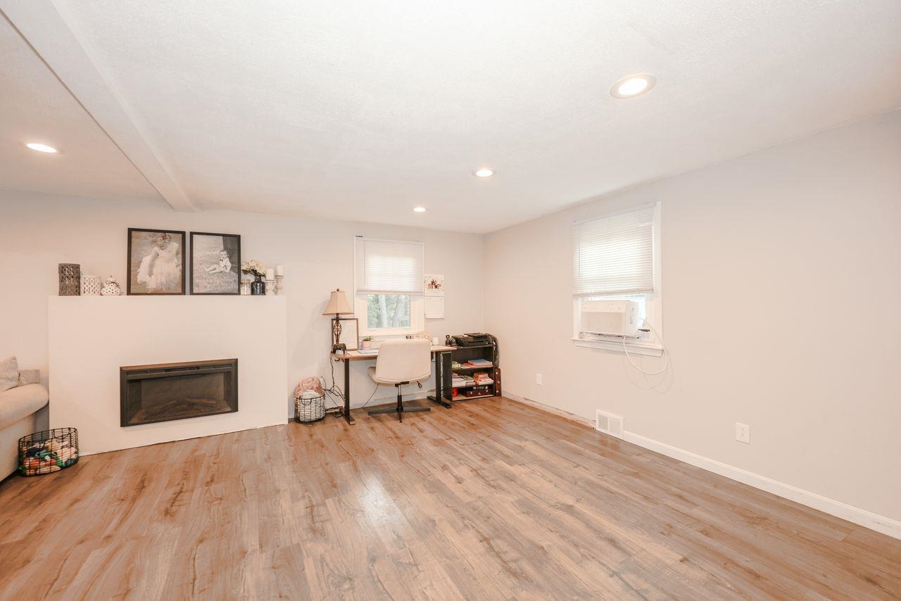 29 North Riverdale Road Weare, NH 03281 - Photo 5 of 26