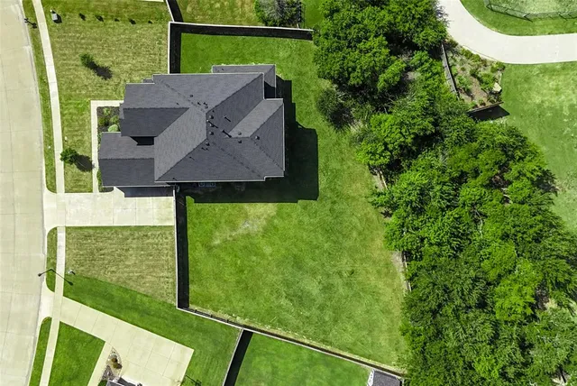 a view of house with a yard