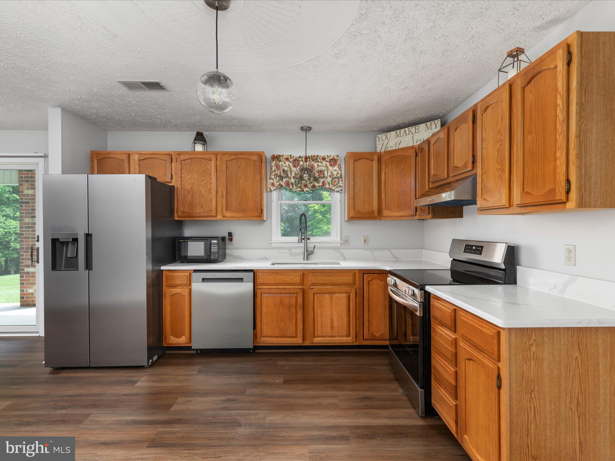 1589 Bucks Mill Road Strasburg, VA 22657 - Photo 11 of 47 Kitchen- new quartz counters