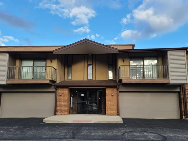 $1,900 | 817 Oakton Street, Unit 201, Elk Grove Village, IL 60007