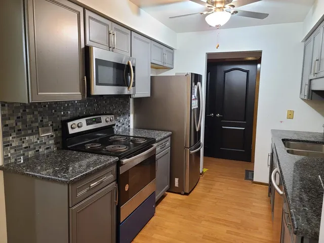 $1,900 | 817 Oakton Street, Unit 201, Elk Grove Village, IL 60007