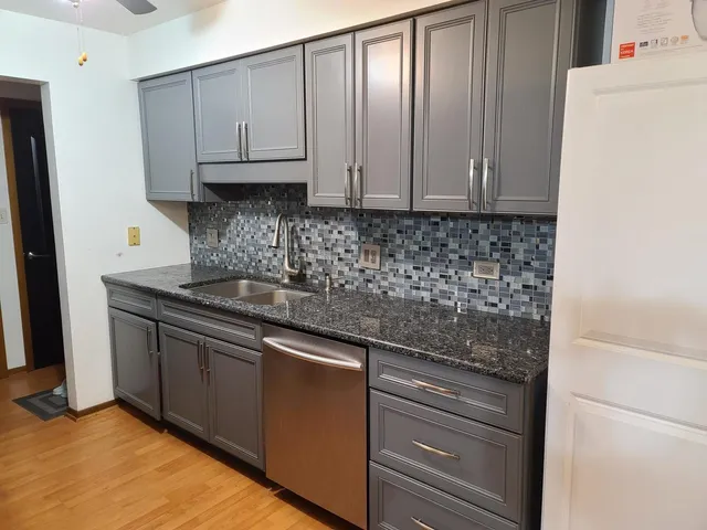 $1,900 | 817 Oakton Street, Unit 201, Elk Grove Village, IL 60007