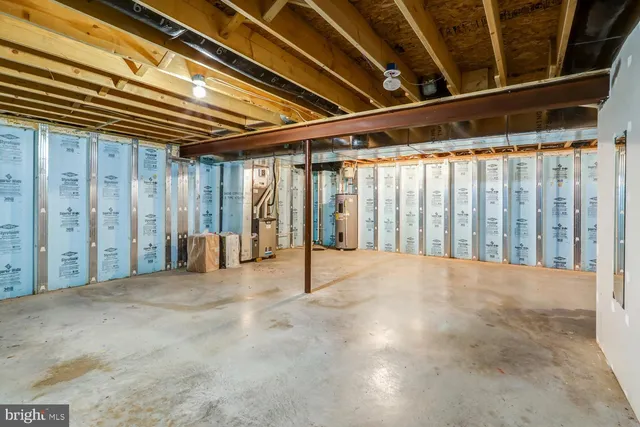 a view of a yard in front of the house