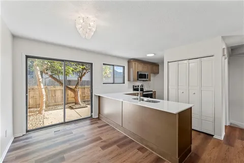 $250,000 | 10997 Rosehill Road, Overland Park, KS 66210