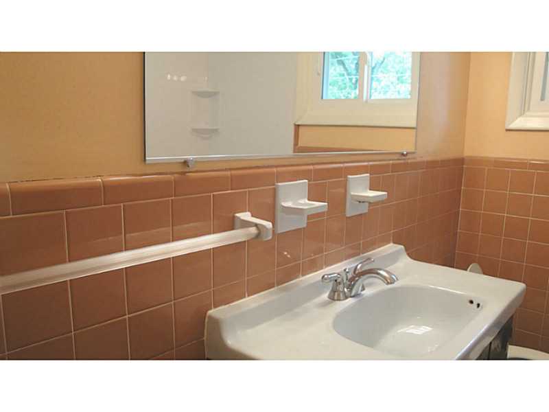 78 Cushing Road Warwick, RI 02888 - Photo 11 of 25 Bathroom.