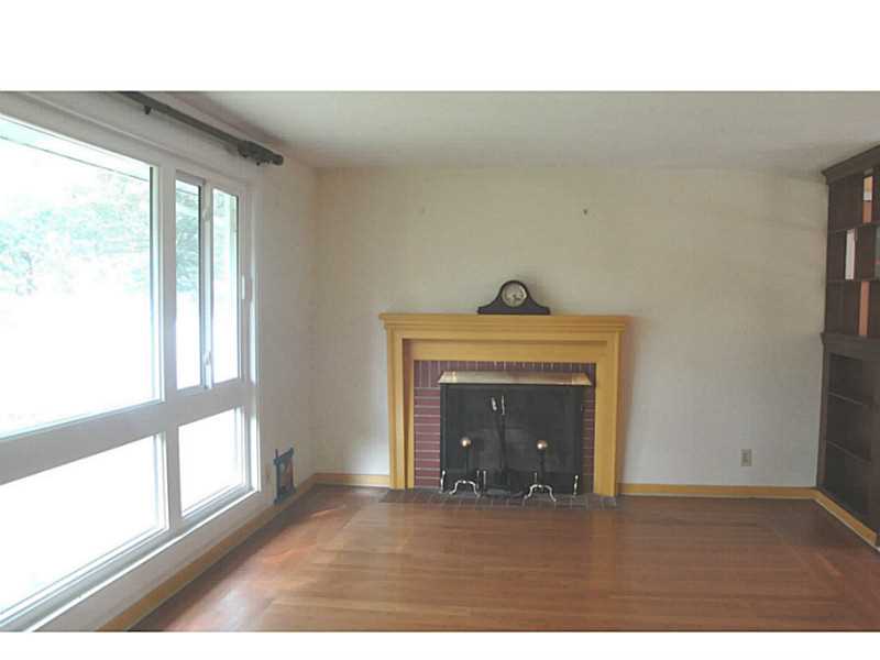 78 Cushing Road Warwick, RI 02888 - Photo 3 of 25 Living Room.