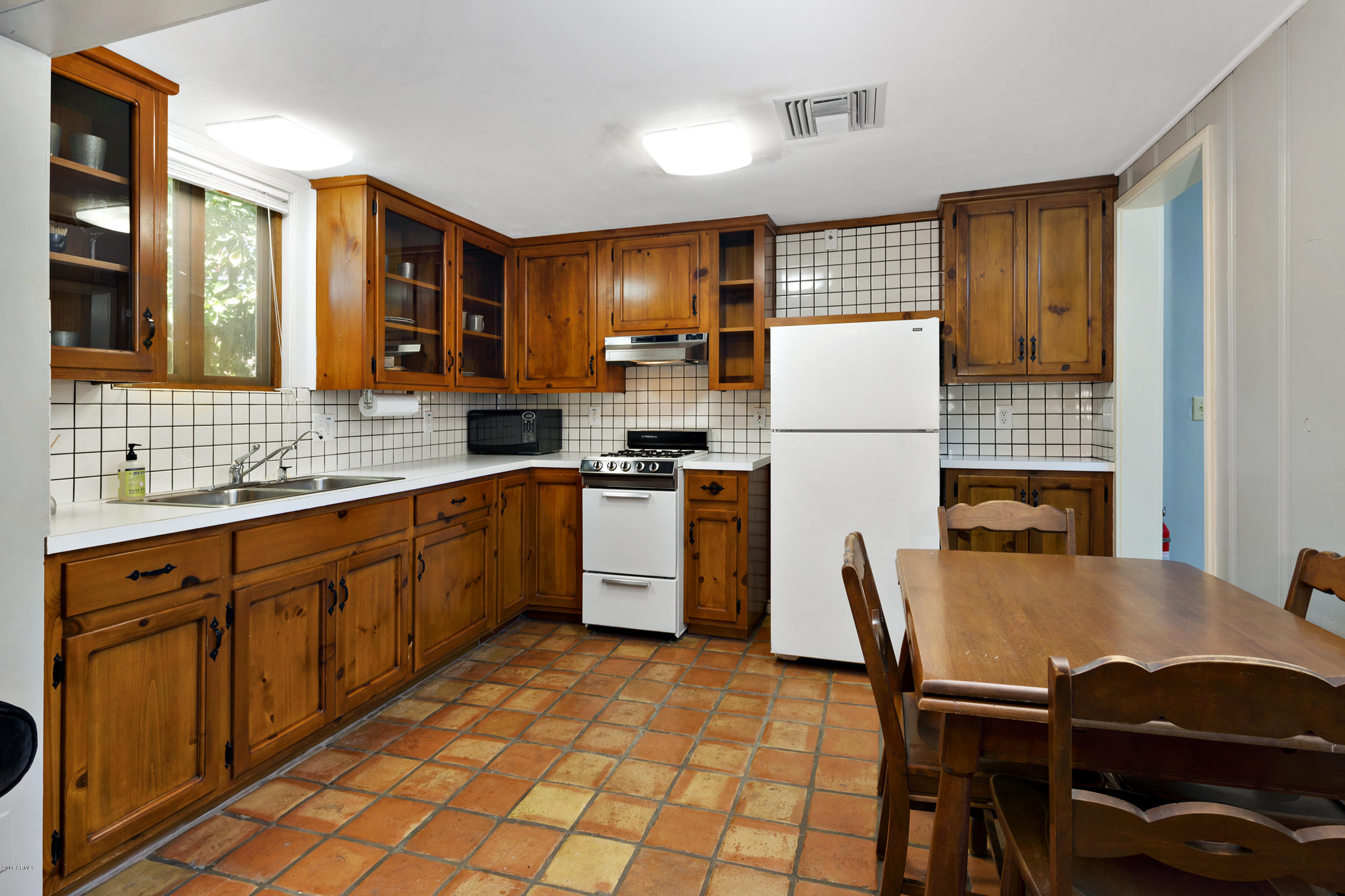7120 North Wilder Road Phoenix, AZ 85021 - Photo 34 of 62 034_Guest House Kitchen