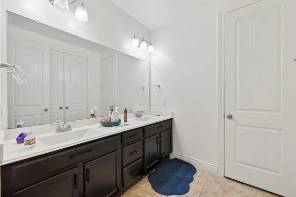 a en suite bathroom with double sink and a mirror