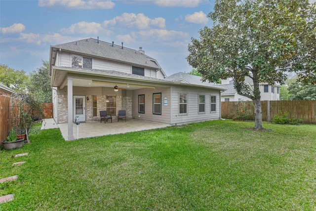 a view of a house with backyard and garden