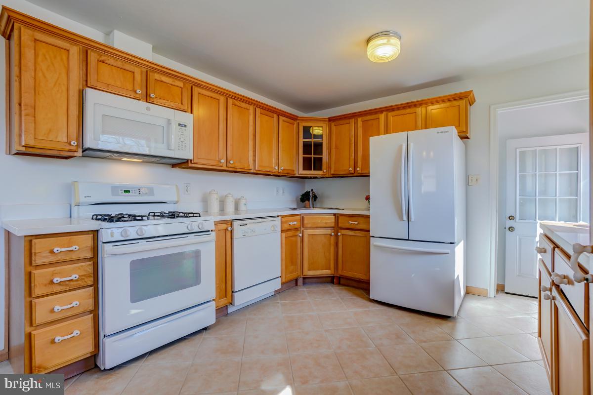 4816 Topping Road Rockville, MD 20852 - Photo 10 of 33 Spacious kitchen.