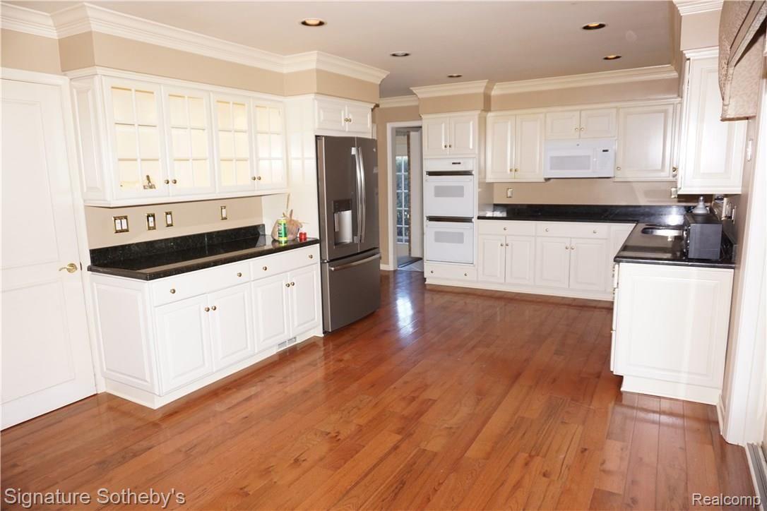 64 Willison Road Grosse Pointe, MI 48236 - Photo 8 of 15 DSC06252.JPG