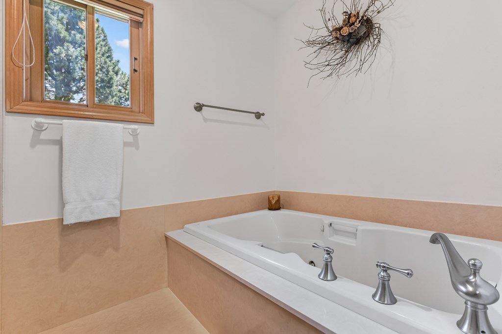 1999 Vardon Road New Meadows, ID 83654 - Photo 21 of 46 Master Bedroom Tub