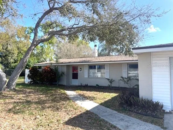 $2,900 | 7464 Cass Circle, Sarasota, FL 34231