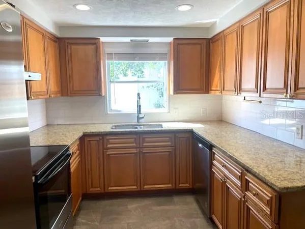 $2,900 | 7464 Cass Circle, Sarasota, FL 34231