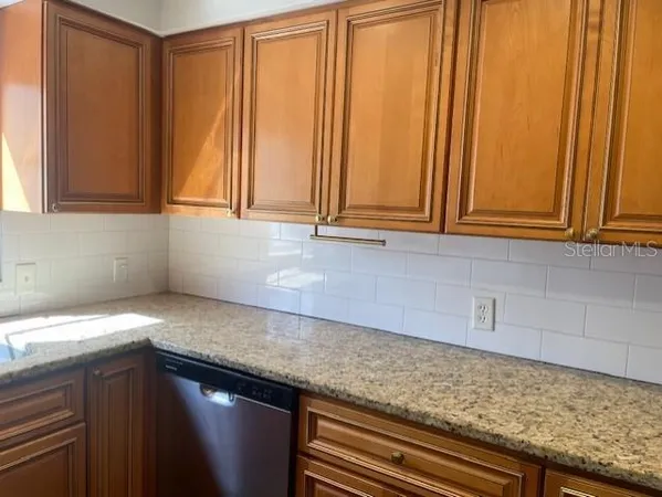 $2,900 | 7464 Cass Circle, Sarasota, FL 34231