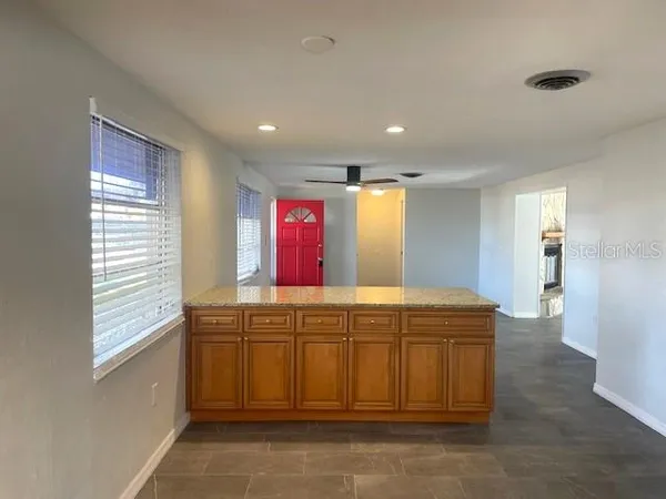 $2,900 | 7464 Cass Circle, Sarasota, FL 34231