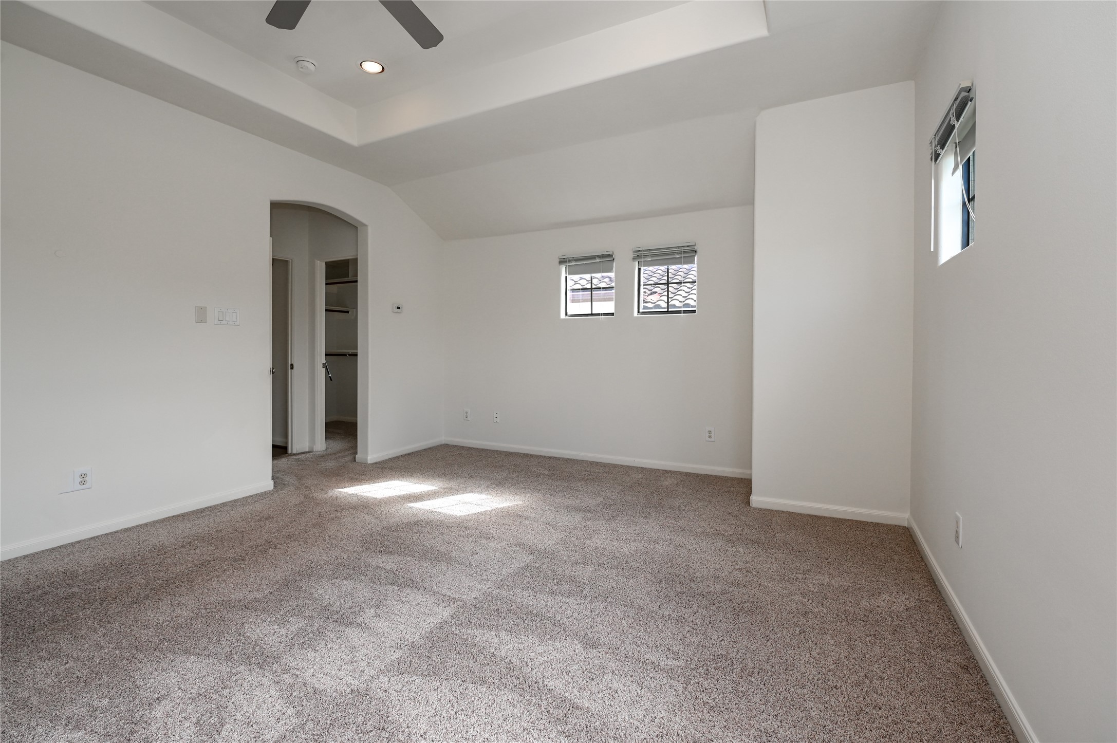 3948 Feagan Street Houston, TX 77007 - Photo 16 of 30 an empty room with windows