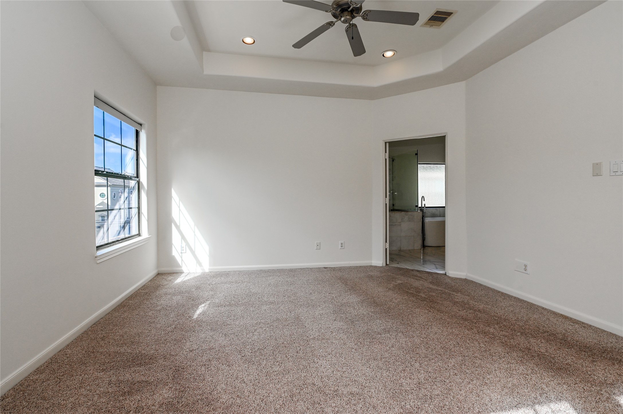 3948 Feagan Street Houston, TX 77007 - Photo 17 of 30 an empty room with windows and cabinet