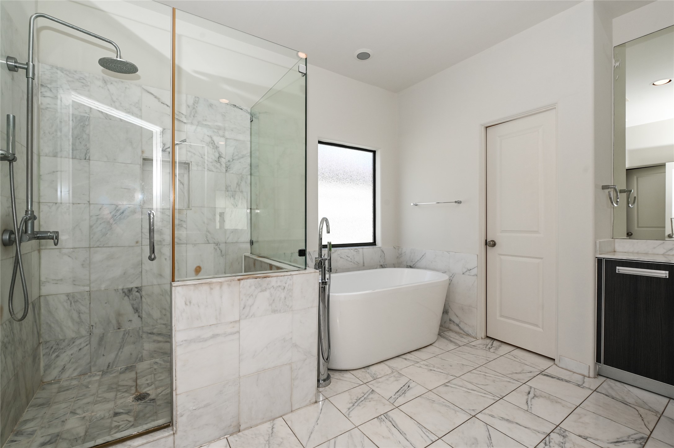 3948 Feagan Street Houston, TX 77007 - Photo 19 of 30 a bathroom with a tub a mirror and shower