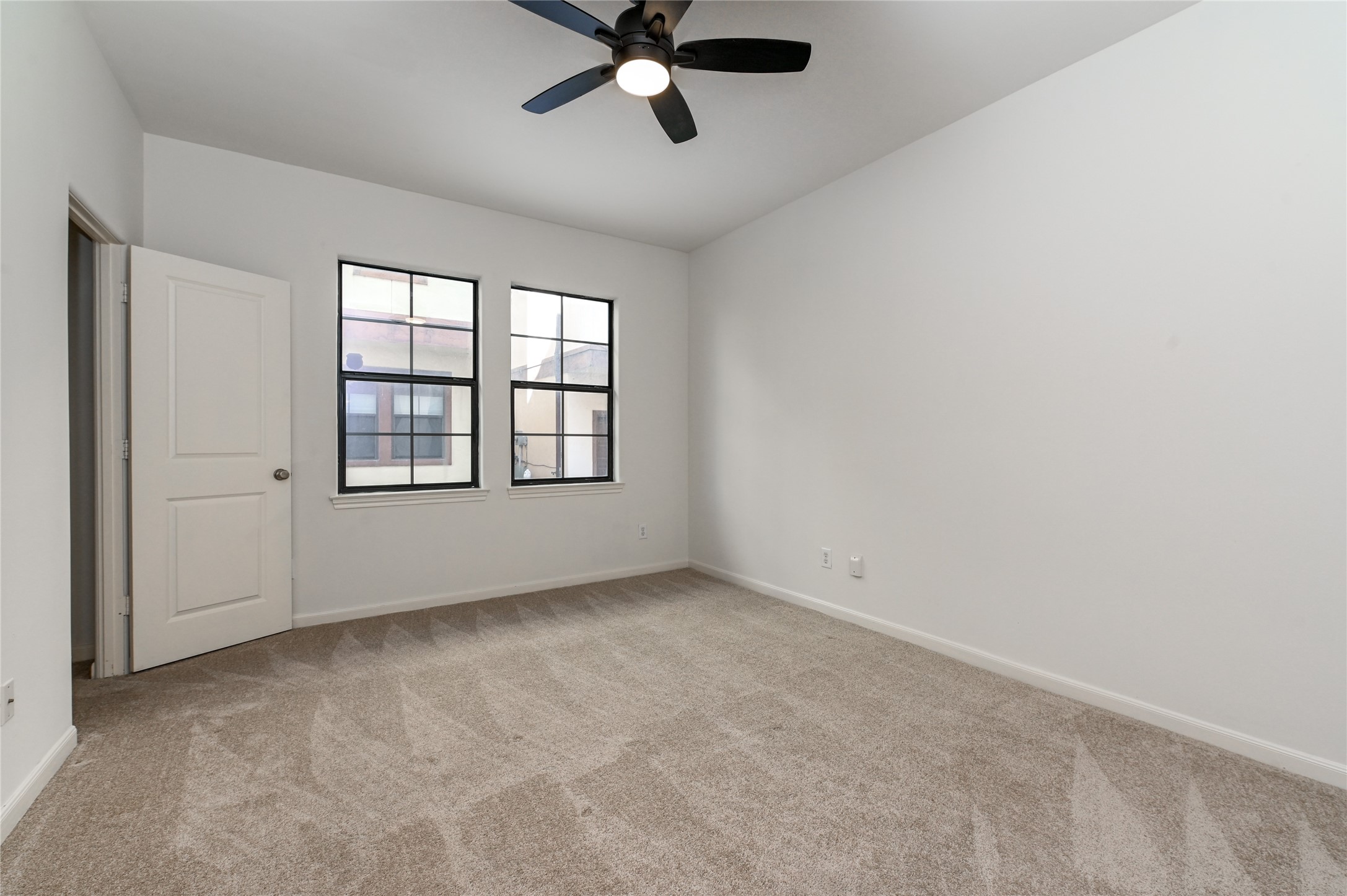 3948 Feagan Street Houston, TX 77007 - Photo 23 of 30 an empty room with windows and ceiling fan