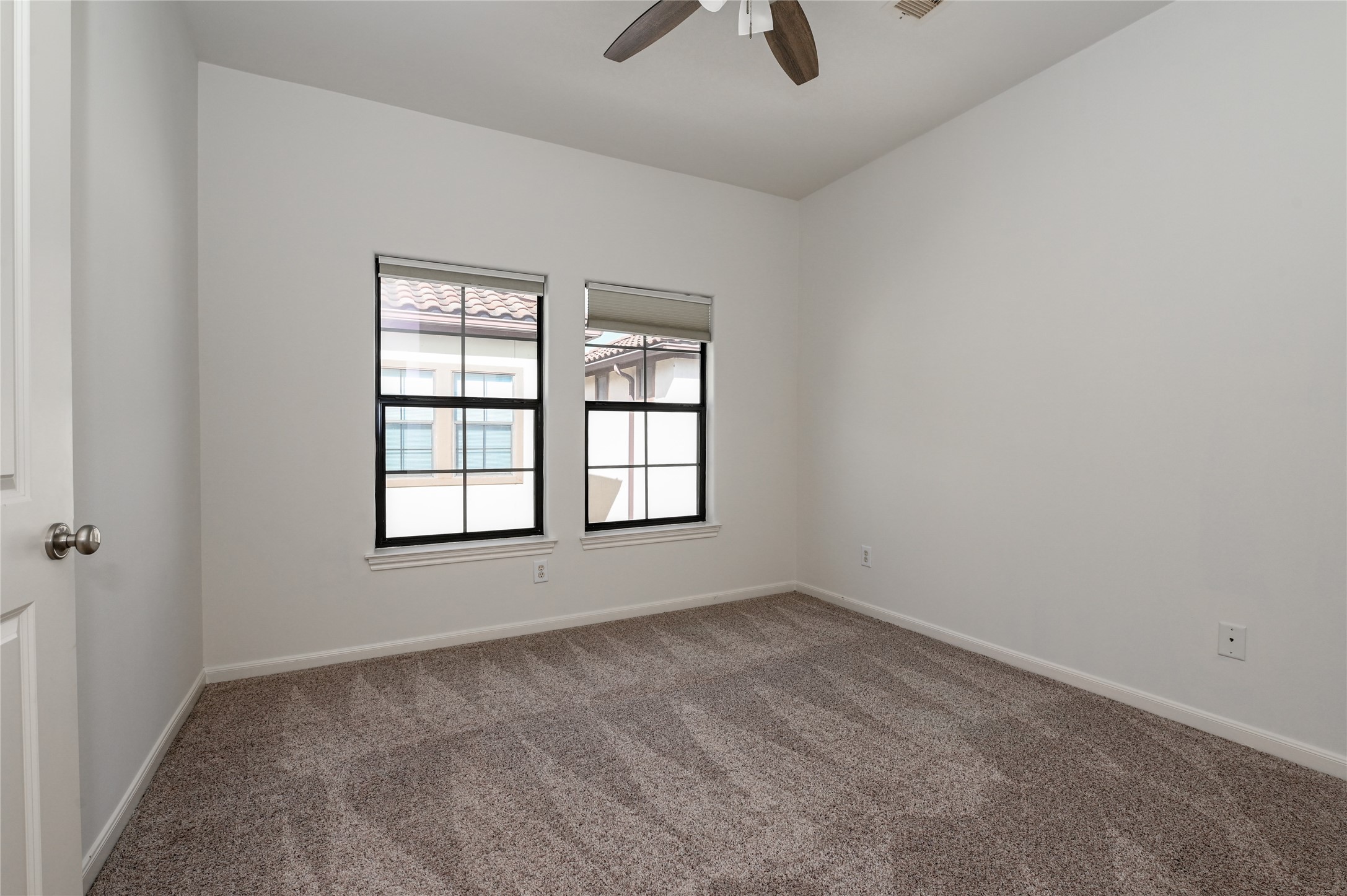 3948 Feagan Street Houston, TX 77007 - Photo 25 of 30 an empty room with windows and fan